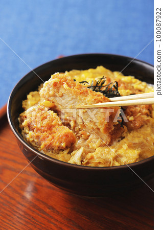 Pork loin katsudon with shredded seaweed Pork loin katsudon with shredded seaweed 100087922