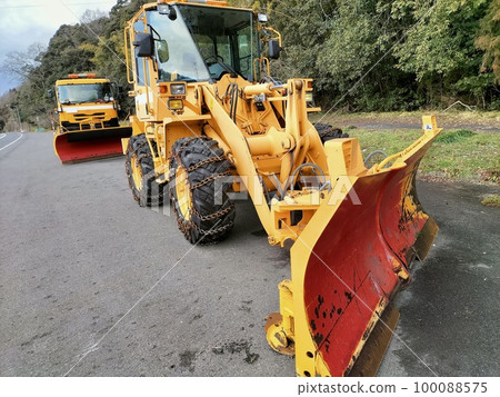 Waiting snow plow 100088575