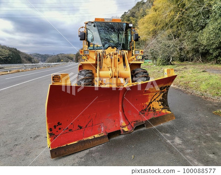 Waiting snow plow 100088577