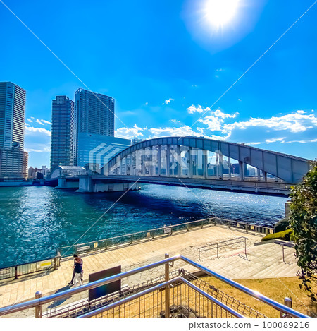 << Tokyo >> Kachidoki Bridge seen from the banks of the Sumida River 100089216