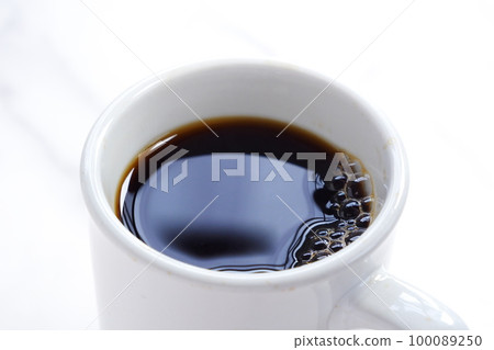 Mug with freshly brewed coffee 100089250