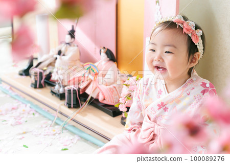 New Year's holiday smiling baby Hinamatsuri 100089276