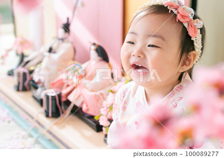 New Year's holiday smiling baby Hinamatsuri 100089277
