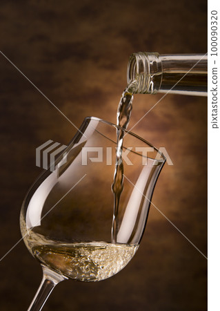Pour white wine Pour white wine 100090320