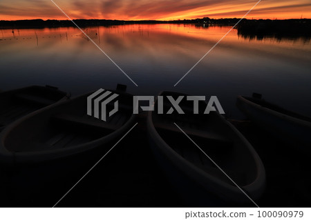 印巴湖的日出景色 印巴湖的日出景色 100090979