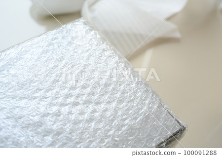 white bubble wrap for protect product 100091288