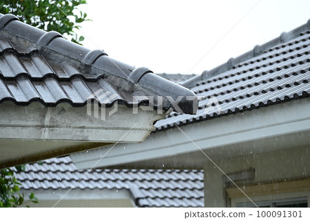 dark roof of house resident, construction industry 100091301