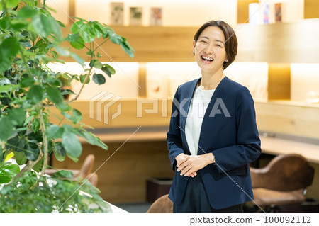 女商人中間女人 100092112