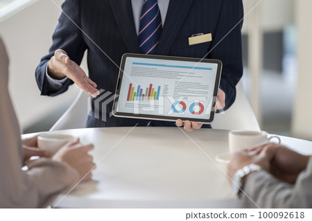 A salesman holding a tablet in his hand Photography cooperation "LINK FOREST" 100092618