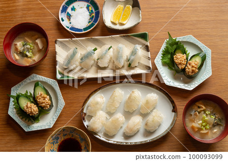 官平握壽司和引割納豆軍艦卷 官平握壽司和引割納豆軍艦卷 100093099