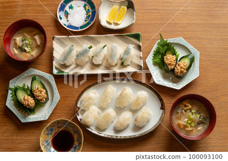 官平握壽司和引割納豆軍艦卷 官平握壽司和引割納豆軍艦卷 100093100