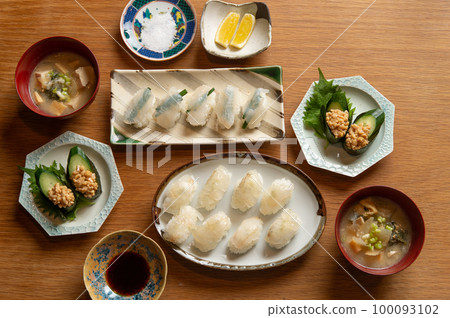 Kanpei Nigiri and Hikiwari Natto Gunkanmaki Kanpei Nigiri and Hikiwari Natto Gunkanmaki 100093102