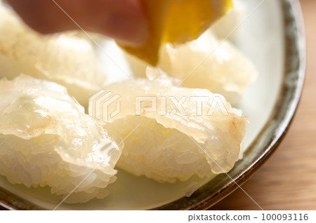 Squeeze a lemon into the kanpei sushi Squeeze a lemon into the kanpei sushi 100093116