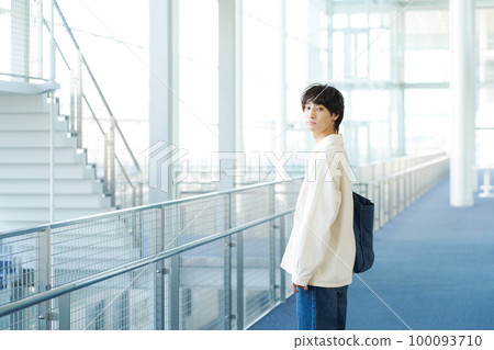 走在校園的男大學生 100093710