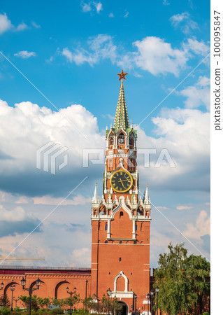 Spasskaya Tower of Moscow Kremlin on Red Square, Russia Spasskaya Tower of Moscow Kremlin on Red Square, Russia 100095847