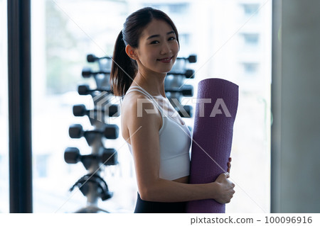 Young woman training in a sports gym 100096916