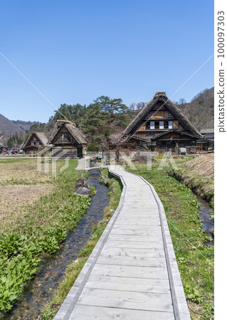 Shirakawa-go spring 100097303