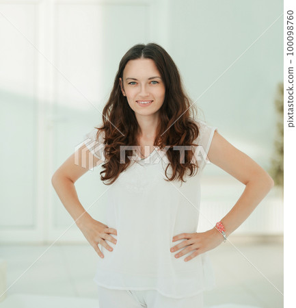 portrait of modern business woman in her home portrait of modern business woman in her home 100098760