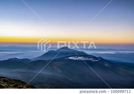 Morning Kirishima mountain range 100099711