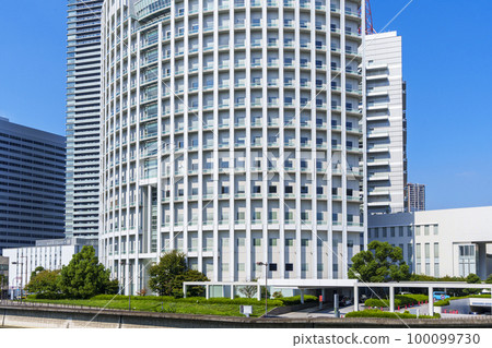 藍天中的住友醫院（大阪市北區中之島） 100099730