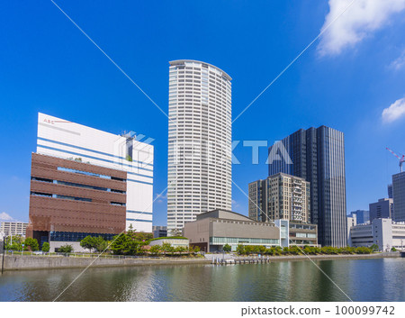 Full view of "Firefly Town" shining in the blue sky (Fukushima, Fukushima-ku, Osaka-shi, Osaka) 100099742
