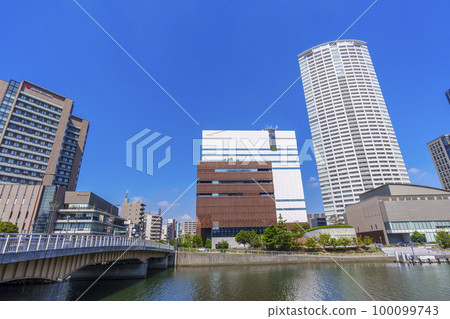 Full view of "Firefly Town" shining in the blue sky (Fukushima, Fukushima-ku, Osaka-shi, Osaka) 100099743