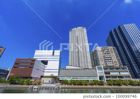 在藍天中閃耀的“螢火蟲之城”全景(大阪府大阪市福島區福島) 在藍天中閃耀的“螢火蟲之城”全景(大阪府大阪市福島區福島) 100099746