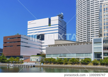 在藍天中閃耀的“螢火蟲之城”全景（大阪府大阪市福島區福島） 100099747