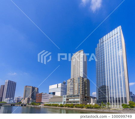 Panoramic view of "Firefly Town" against the blue sky seen from Tagino Bridge (Fukushima, Fukushima-ku, Osaka-shi, Osaka) 100099749