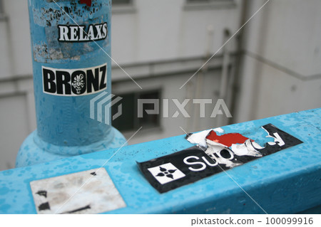 有貼紙的東京人行天橋 有貼紙的東京人行天橋 100099916