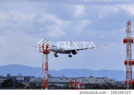 Takeoff and landing at Osaka Itami Airport Takeoff and landing at Osaka Itami Airport 100100325