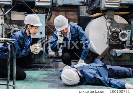 員工在工廠撥打緊急電話 員工在工廠撥打緊急電話 100100721