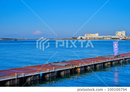 從神奈川縣三浦市三崎町城島西側眺望（渡輪碼頭、三崎五丁目、富士山、燈塔等） 100100794
