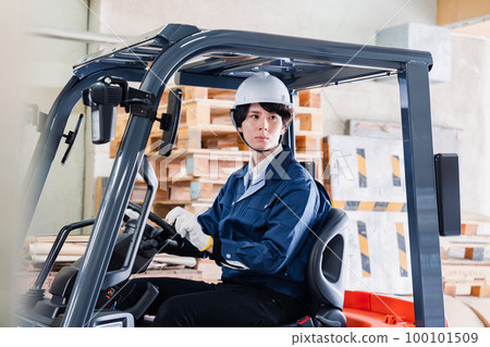 現場駕駛叉車的男工 100101509