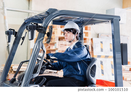現場駕駛叉車的男工 100101510