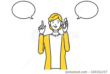 退休的老年/中年婦女打電話時指著 退休的老年/中年婦女打電話時指著 100102257