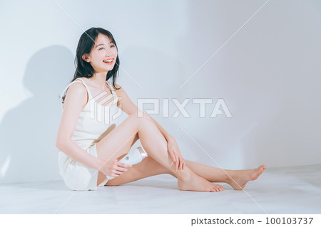 使用家庭脫毛器的婦女 100103737