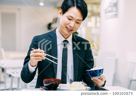 吃套餐的日本男商人 100103873