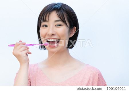刷牙的女人 100104011