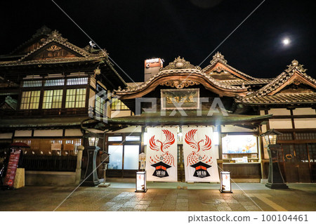 愛媛縣松山市月夜的道後溫泉本館 愛媛縣松山市月夜的道後溫泉本館 100104461