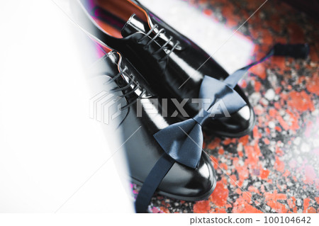 Men's accessories with luxury shoes. Top view 100104642