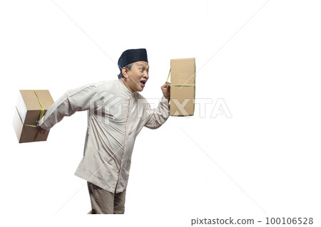 Asian Muslim man carrying box ready to mudik 100106528