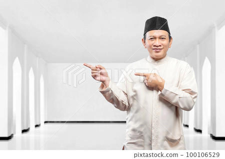 Asian Muslim man pointing to something 100106529