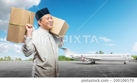 Asian Muslim man carrying box ready to mudik by airplane 100106579