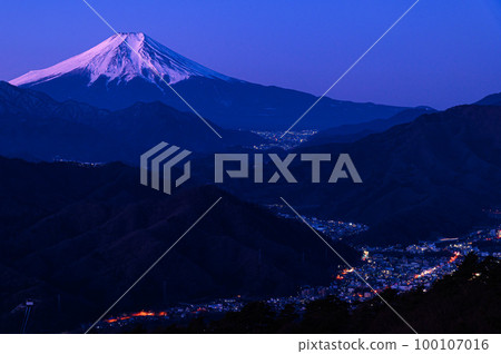 （山梨縣）黎明時從富士山看到的富士山 100107016