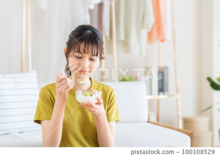 吃酸奶的少婦 吃酸奶的少婦 100108529