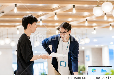 大三學生以辦公室休閒風格聆聽大四學生的教學 100109317