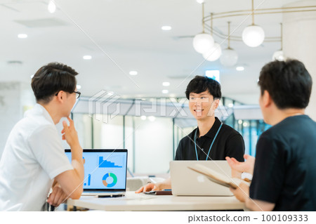 A businessman having a meeting in a sophisticated office 100109333