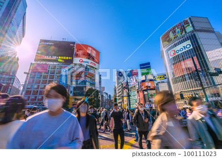 日本東京城市景觀 釋放詛咒......13日戴口罩是個人決定。 5 班是 5 月 8 日...陽光...= 8 日，澀谷 100111023