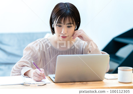 參加在線培訓的年輕女性 100112305